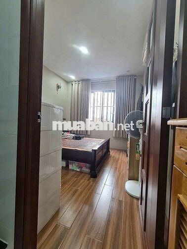 NHÀ 2 LẦU SÂN THƯỢNG 2PN CÓ MÁY LẠNH