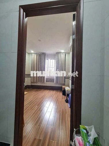 NHÀ 2 LẦU SÂN THƯỢNG 2PN CÓ MÁY LẠNH