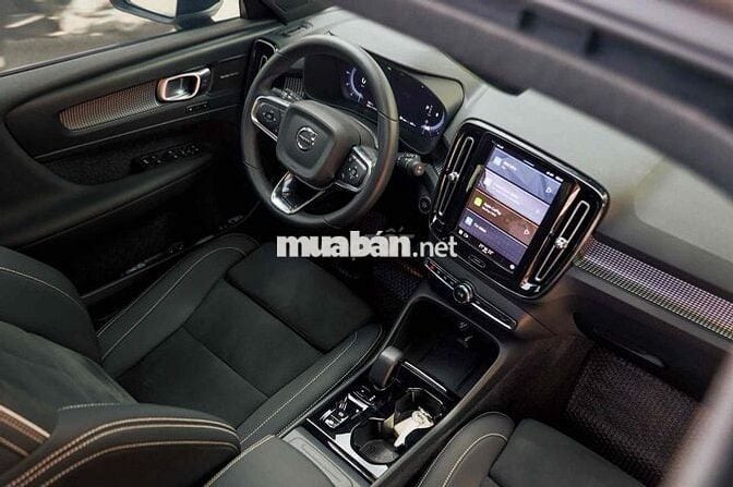 Volvo XC40 Ultimate B5 AWD 2023 lướt 17.000 km