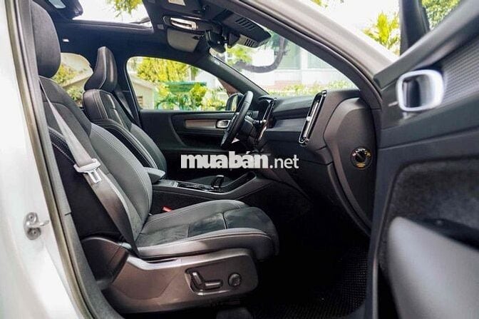 Volvo XC40 Ultimate B5 AWD 2023 lướt 17.000 km