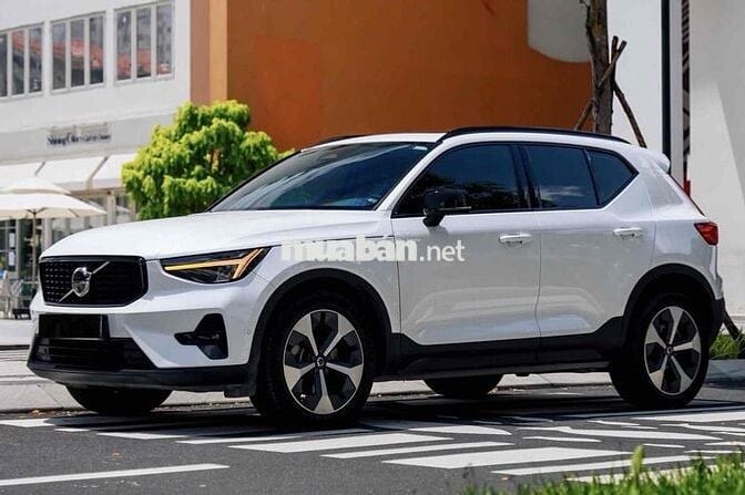 Volvo XC40 Ultimate B5 AWD 2023 lướt 17.000 km