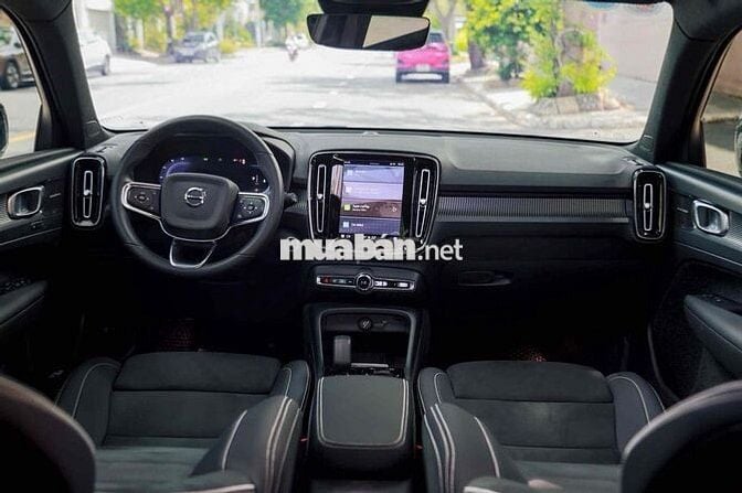 Volvo XC40 Ultimate B5 AWD 2023 lướt 17.000 km
