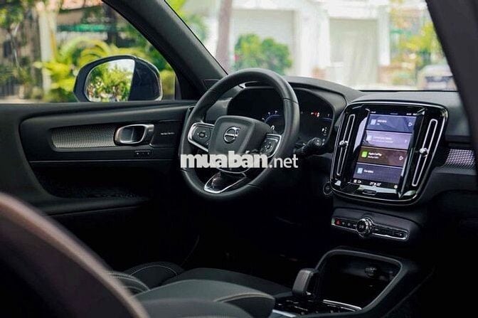 Volvo XC40 Ultimate B5 AWD 2023 lướt 17.000 km