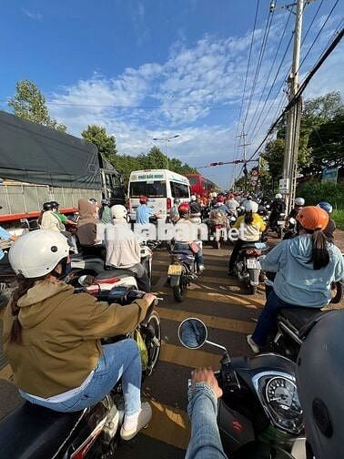 SAU LƯNG CHỢ BÌNH LỘC MẶT TIỀN NHỰA
