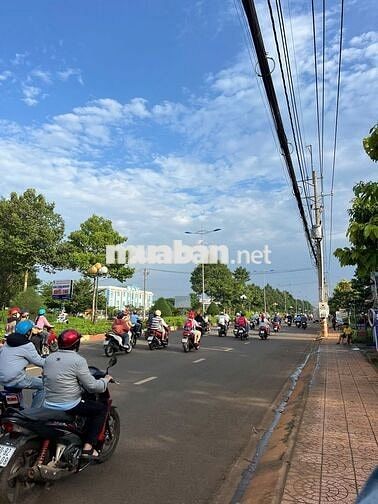 SAU LƯNG CHỢ BÌNH LỘC MẶT TIỀN NHỰA