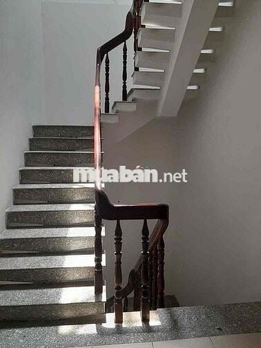 Cho thuê nhà nguyên căn 10x11m _ 1 trệt 2 lầu _ Hẻm đường CMT8