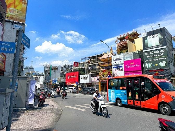 BÁN NHÀ MẶT TIỀN : 200 HOÀNG VĂN THỤ - P. 4 - Q. TÂN BÌNH - TPHCM