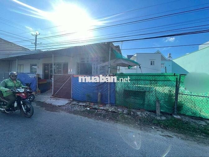 Bán đất có 3 căn nhà, 2 mặt tiền trước sau