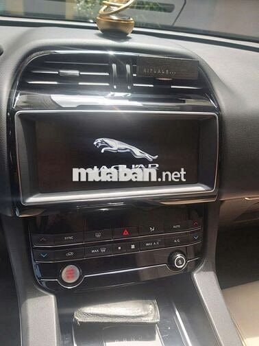 Jaguar F-Pace 2019 màu đen, nội thất da