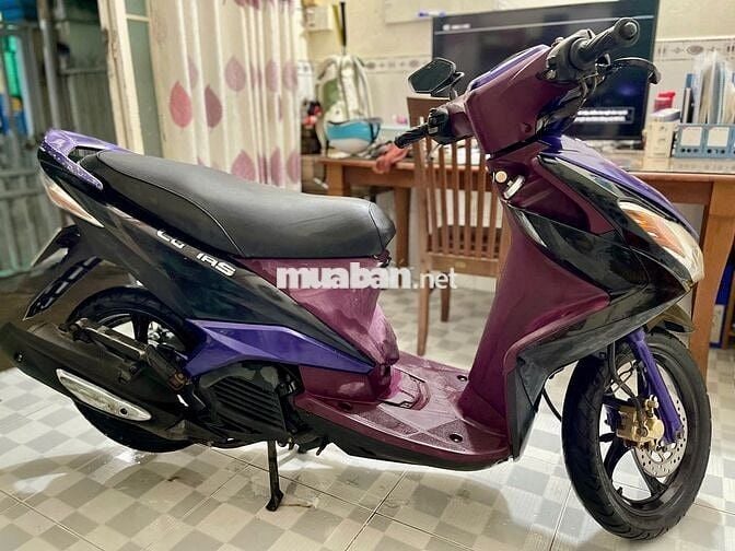 Xe máy Yamaha Luvias màu tím, sản xuất 2011