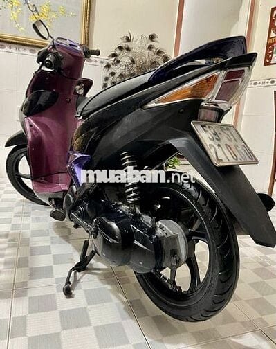 Xe máy Yamaha Luvias màu tím, sản xuất 2011