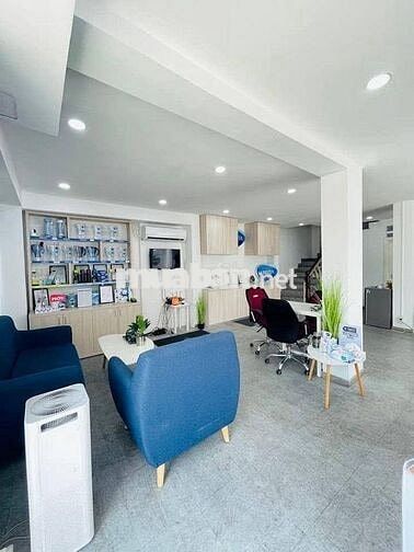 NGANG 10M - 2 TẦNG - GÓC 2 MT- SÀN SUỐT- LỀ RỘNG - GIÁ THUÊ 40TR/THÁNG