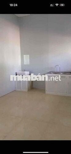 Nhà cấp 4 gồm 2PN có sân rộng DT 100m2 hẻm xe hơi gần ngã tư Thủ Đức