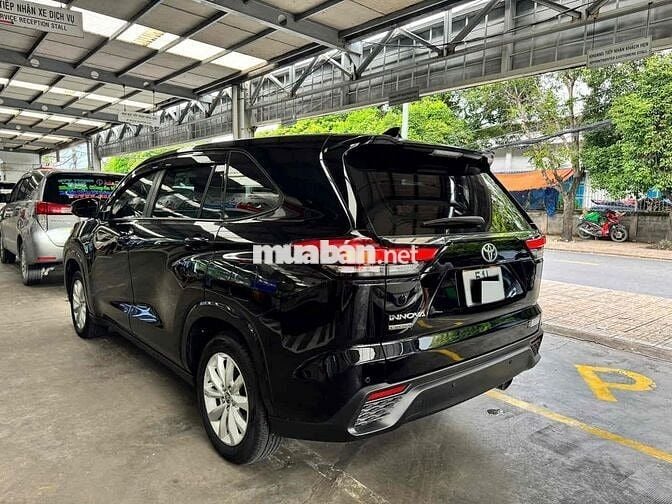 Toyota Innova Cross 2.0 2025 Xe hãng bán