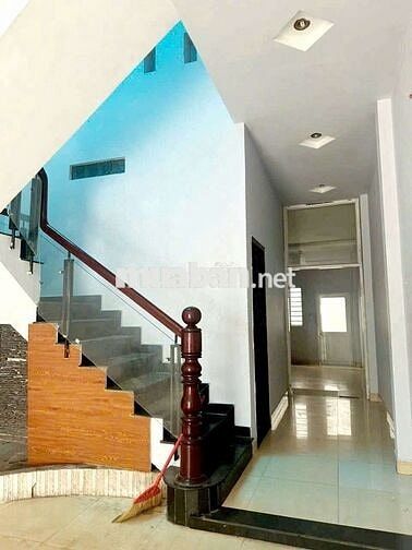 Nhà mặt tiền đường đông đúc gần chợ phù hợp kinh doanh buonban 3pn3wc