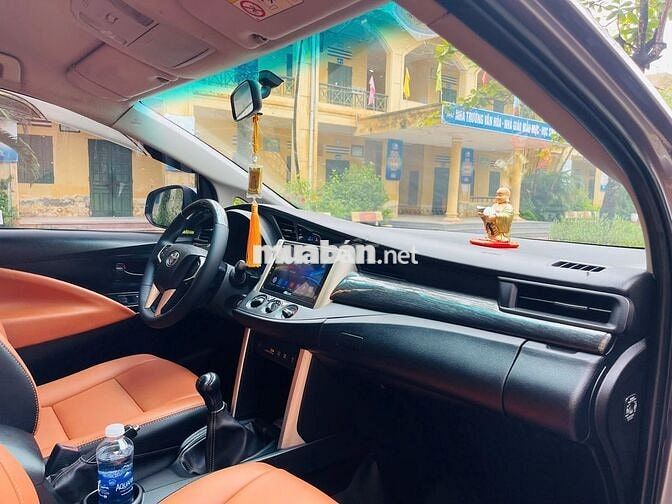 Tôi cần bán chiếc xe ô tô Toyota Innova 2.0E 2020