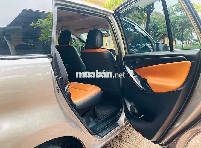 Tôi cần bán chiếc xe ô tô Toyota Innova 2.0E 2020