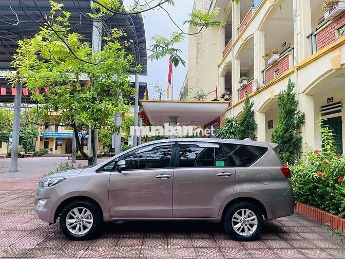 Tôi cần bán chiếc xe ô tô Toyota Innova 2.0E 2020