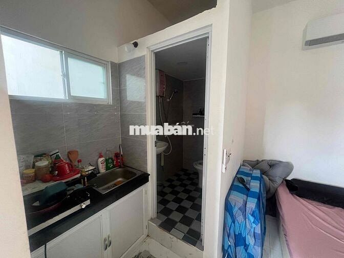 Cần share lại phòng mặt tiền đường có ban công