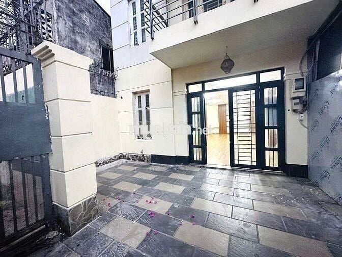 Cho Thuê Nhà Đường Bạch Mã, Quận 10 ( Ngang 6m - Sân Rộng )
