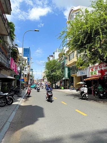 BÁN NHÀ MẶT TIỀN : 20 NGUYỄN HỮU CẦU - P. TÂN ĐỊNH - Q. 1