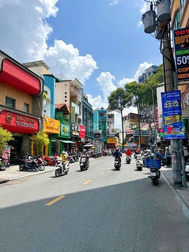 BÁN NHÀ MẶT TIỀN : 20 NGUYỄN HỮU CẦU - P. TÂN ĐỊNH - Q. 1