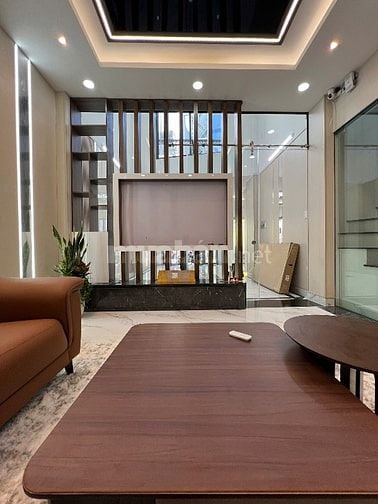 Nhà 7 Lầu Thiết Kế hiện đại Mặt Tiền 131 Nguyễn Du 
