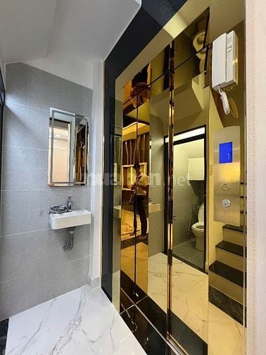 Nhà 7 Lầu Thiết Kế hiện đại Mặt Tiền 131 Nguyễn Du 