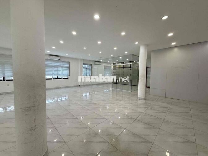 Cho thuê mặt bằng 200m2  toà nhà nằm ngay trung tâm Ngã 6 Bình Dương
