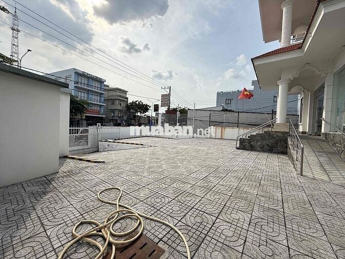 Cho thuê toà nhà đầy đủ giấy tờ nằm ngay trung tâm Thủ Dầu Một