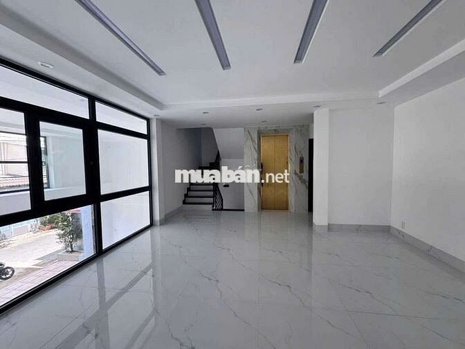 Tòa nhà 8x11 5 tầng có thang máy, hầm để xe khu dân trí cao Hà Đô