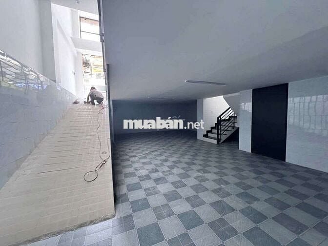 Tòa nhà 8x11 5 tầng có thang máy, hầm để xe khu dân trí cao Hà Đô