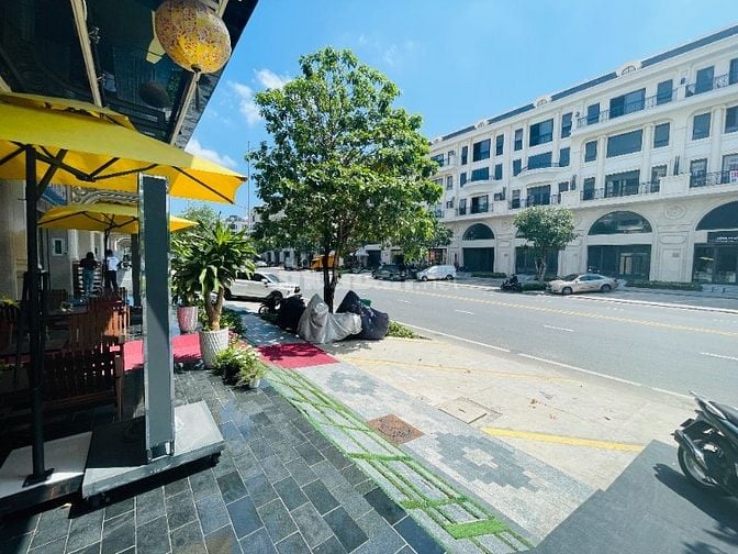 Cho thuê 1 trệt 1 lửng 1 lầu mặt tiền shophouse khu đô thị Vạn Phúc.