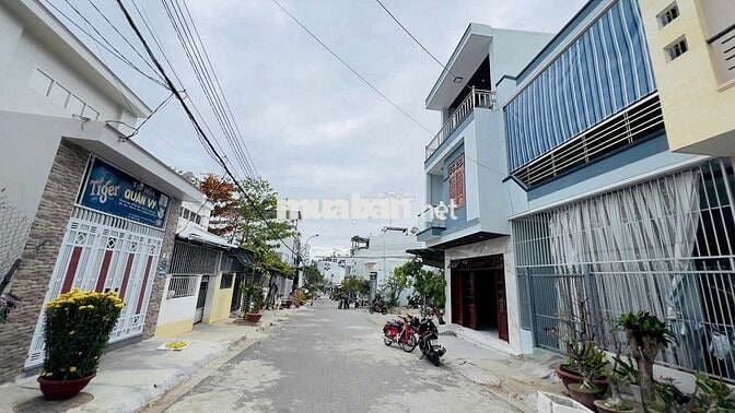 GIẢM GIÁ BÁN 5,5 TỶ NHÀ 3 TẦNG FULL NỘI THẤT GỖ- ĐƯỜNG 10M