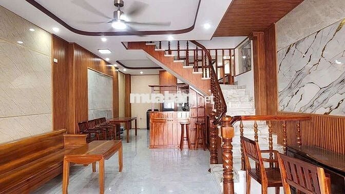 GIẢM GIÁ BÁN 5,5 TỶ NHÀ 3 TẦNG FULL NỘI THẤT GỖ- ĐƯỜNG 10M