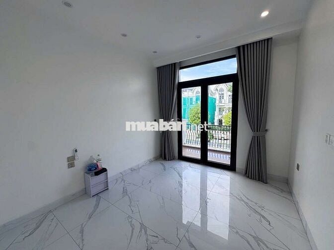 Cho thuê shophouse HA02 full đồ có thanh máy giá ,25tr  OCP1 gia lâm