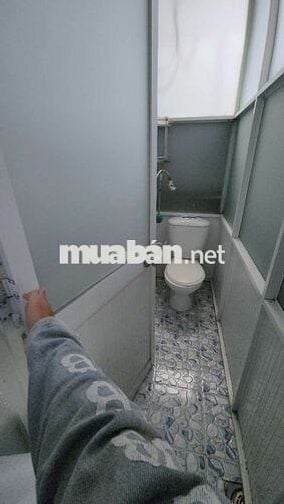 Cho thuê nhà sân đậu oto.hẻm xe tải thông 8tr tháng. Gần pvđ. Ở ngay