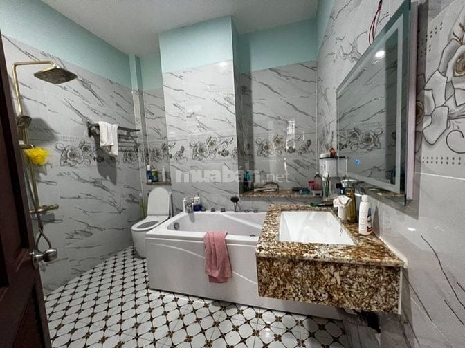 BÁN NHÀ LÔ GÓC HẺM XE TẢI NGÔ THÌ NHẬM, DĨ AN. 121M2, 4TANG, 13.7 TỶ