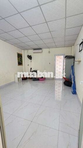 Cho thuê nhà sân đậu oto.hẻm xe tải thông 8tr tháng. Gần pvđ. Ở ngay