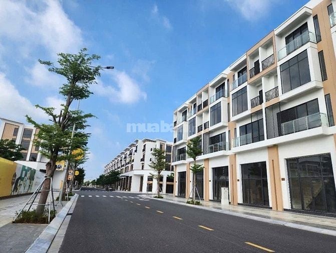 Bán nhà phố đường 12m cách Phú Mỹ Hưng 15p 