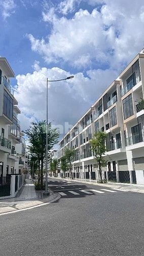 Bán nhà phố đường 12m cách Phú Mỹ Hưng 15p 
