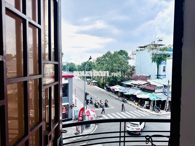 Cho thuê phòng 26m2 nhà mặt tiền Quận 1