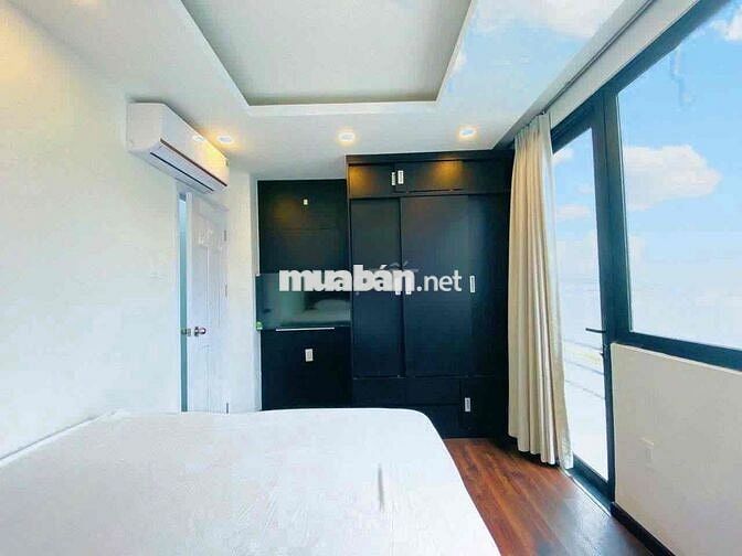 Căn hộ 1PN ban công, full nội thất tone trắng sang trọng, sofa lớn