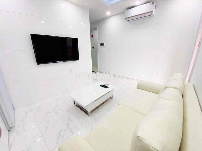 Căn hộ 1PN ban công, full nội thất tone trắng sang trọng, sofa lớn