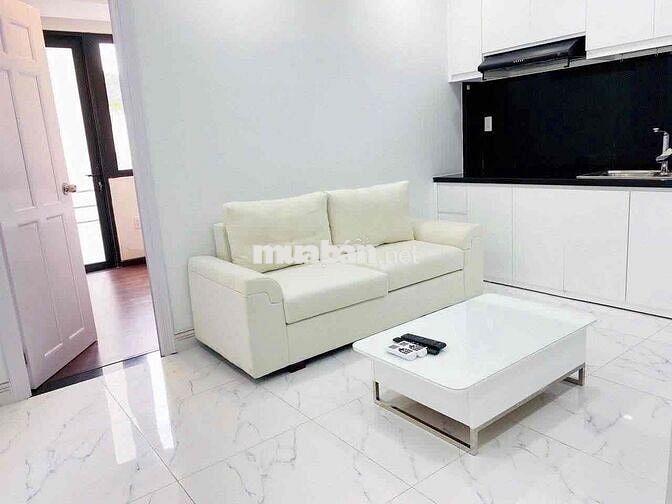 Căn hộ 1PN ban công, full nội thất tone trắng sang trọng, sofa lớn
