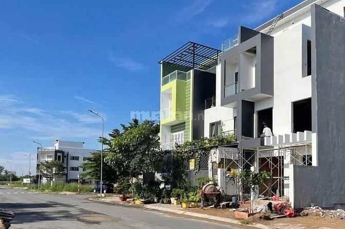 Nhà phố liền kề, 120m2, 2 lầu,12 tỷ tại KDC Thanh Nhựt,  Lê Văn Lương