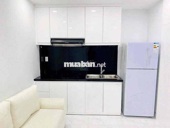 Căn hộ 1PN ban công, full nội thất tone trắng sang trọng, sofa lớn