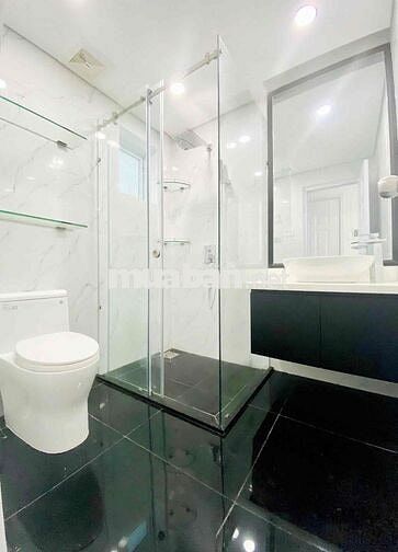 Căn hộ 1PN ban công, full nội thất tone trắng sang trọng, sofa lớn