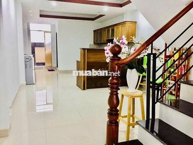 Share phòng trong nhà nguyên căn có ban công và cửa sổ lớn 899337486