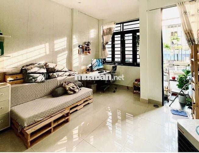 Share phòng trong nhà nguyên căn có ban công và cửa sổ lớn 899337486